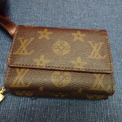 LOT 498  PURSE AND LOOK A LIKE DESIGNER WALLET