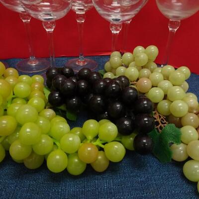 LOT 503  TABLE TOP WINE BOTTLE RACK, WINE GLASSES AND RUBBER GRAPES