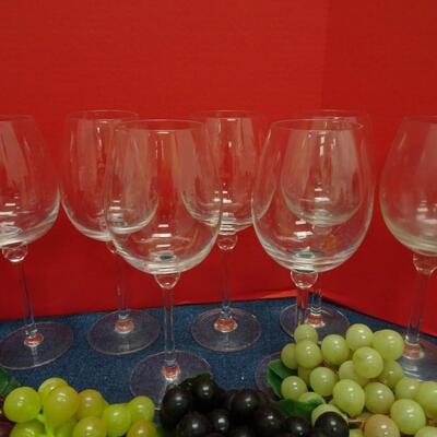 LOT 503  TABLE TOP WINE BOTTLE RACK, WINE GLASSES AND RUBBER GRAPES