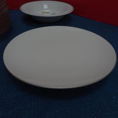 LOT 509  11 WHITE AND 11 CLEAR PLATES