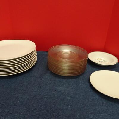 LOT 509  11 WHITE AND 11 CLEAR PLATES