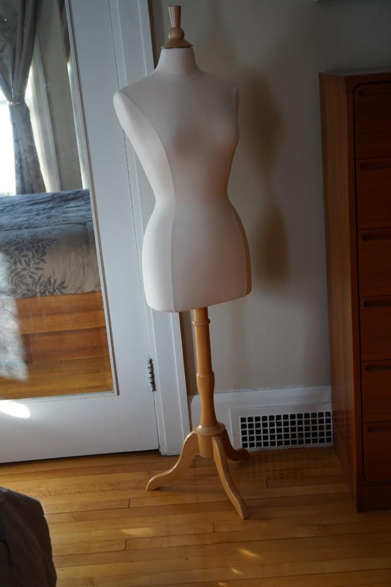 DRESS FORM ON STAND EXCELLENT