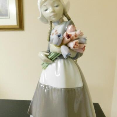 Lladro Dutch Girl with Tulips Porcelain Figurine #5065 Retired
