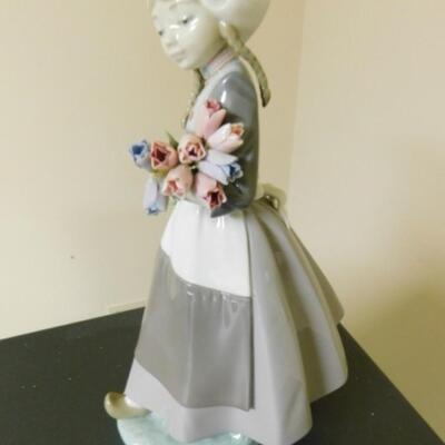 Lladro Dutch Girl with Tulips Porcelain Figurine #5065 Retired