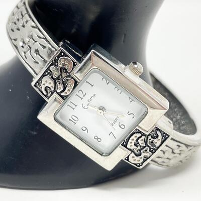 E-TIME SILVER TONED QUARTZ CUFF WATCH - WORKS