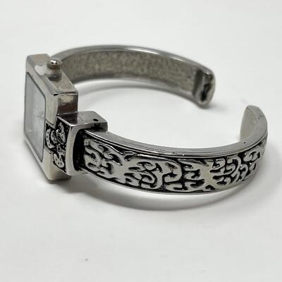 E-TIME SILVER TONED QUARTZ CUFF WATCH - WORKS