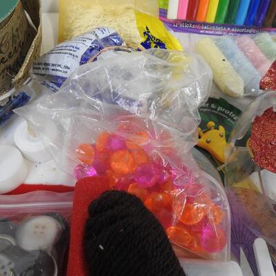 Craft lot: Ribbon, modeling clay NEW, buttons, beads, colored pencils, scissors