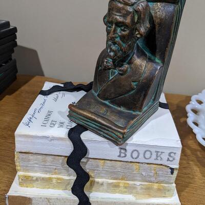 Verdi Bookend and dÃ©cor book stack