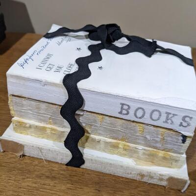 Verdi Bookend and dÃ©cor book stack