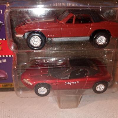 JOHNNY LIGHTNING CLASSIC CUSTOMS 2 PACK 1967 CORVETTE COUPE 427 & STING RAY iii -- upld 1/29