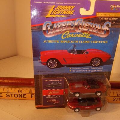 JOHNNY LIGHTNING CLASSIC CUSTOMS 2 PACK 1967 CORVETTE COUPE 427 & STING RAY iii -- upld 1/29
