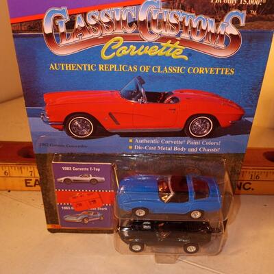 Johnny Lightning Classic Customs Corvette 1982 T-Top & 1965 Mako Shark -- upld 1/30