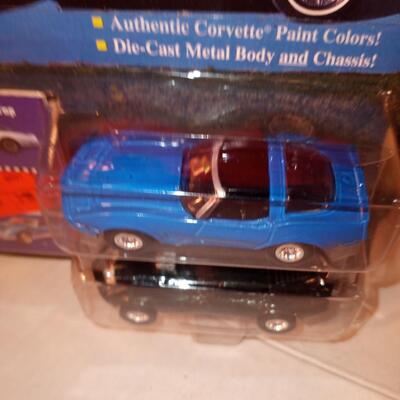 Johnny Lightning Classic Customs Corvette 1982 T-Top & 1965 Mako Shark -- upld 1/30