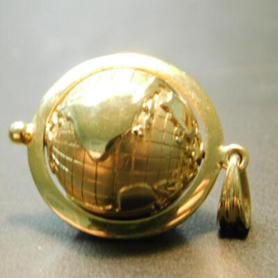 Vintage Large World Globe 14K Gold Necklace Charm Approximately 14.4 Grams