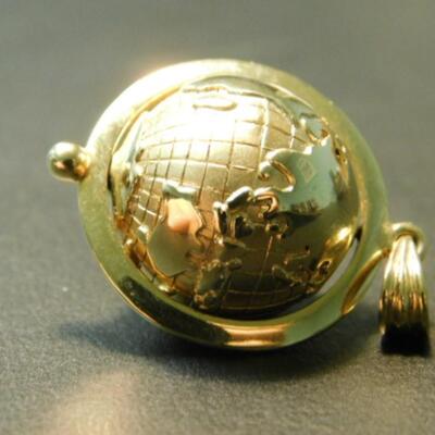 Vintage Large World Globe 14K Gold Necklace Charm Approximately 14.4 Grams
