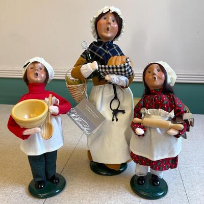Lot 34 Byers Choice Holiday Caroler Dolls Williamsburg 2004
