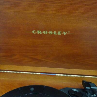 LOT 523  CROSLEY MODEL CR66 PHONOGRAPH, CD PLAYER, RADIO