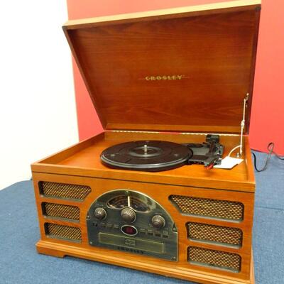 LOT 523  CROSLEY MODEL CR66 PHONOGRAPH, CD PLAYER, RADIO