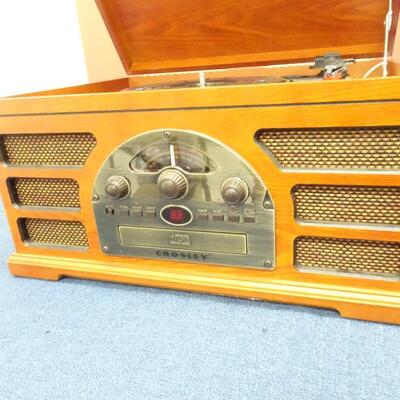 LOT 523  CROSLEY MODEL CR66 PHONOGRAPH, CD PLAYER, RADIO