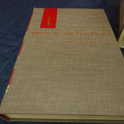 LOT 530. VINTAGE MEDICAL ENCYCLOPEDIA FOR HOME USE