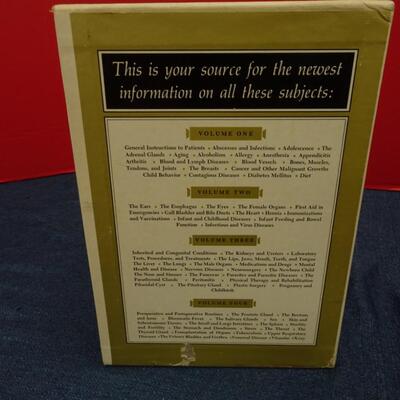 LOT 530. VINTAGE MEDICAL ENCYCLOPEDIA FOR HOME USE