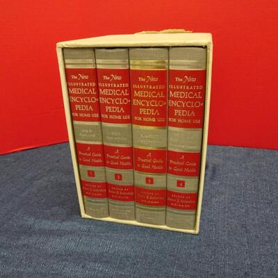 LOT 530. VINTAGE MEDICAL ENCYCLOPEDIA FOR HOME USE