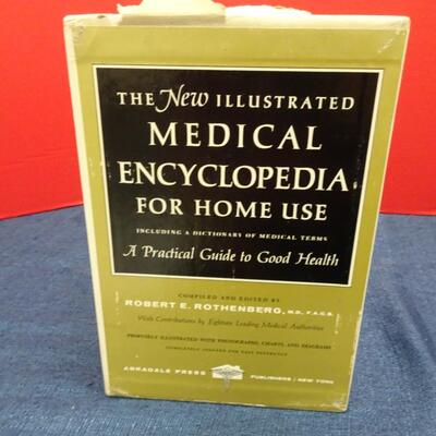 LOT 530. VINTAGE MEDICAL ENCYCLOPEDIA FOR HOME USE