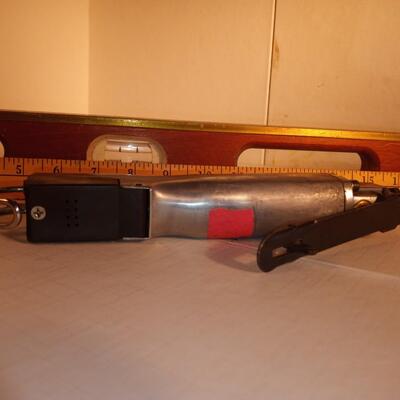 pneumatic metal cutting tool