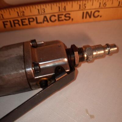 pneumatic metal cutting tool