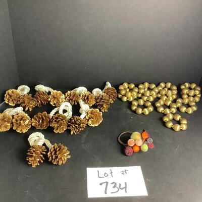 C - 774 Lot of Decorative Napkin Rings ( Pine Cones/Rope & Gold Ball Rings )