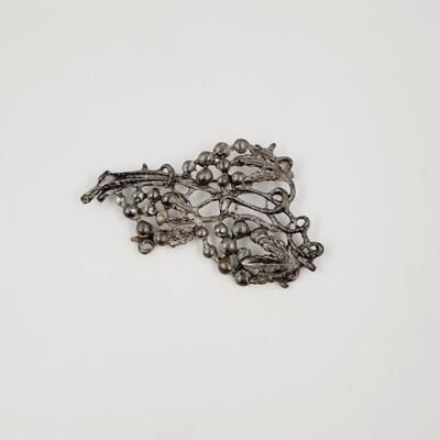 VINTAGE SILVER TONED BUNCH OF GRAPES BROOCH