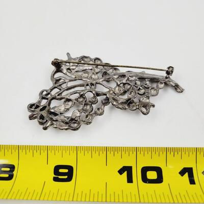 VINTAGE SILVER TONED BUNCH OF GRAPES BROOCH