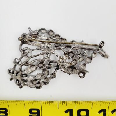 VINTAGE SILVER TONED BUNCH OF GRAPES BROOCH