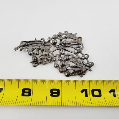 VINTAGE SILVER TONED BUNCH OF GRAPES BROOCH