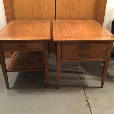18 - 2 Vintage Hammary Side Tables