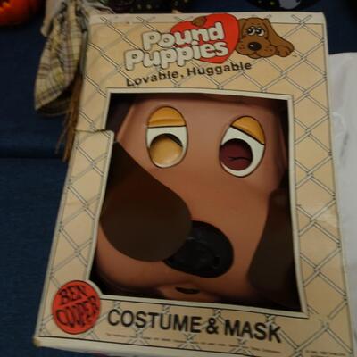 LOT 541. HALLOWEEN DECOR AND COSTUMES