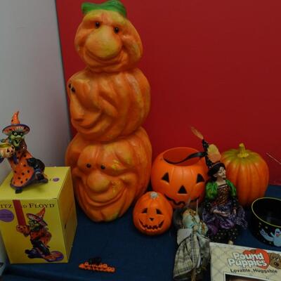 LOT 541. HALLOWEEN DECOR AND COSTUMES