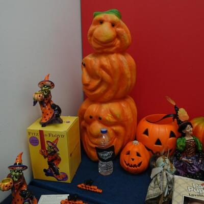LOT 541. HALLOWEEN DECOR AND COSTUMES