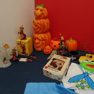 LOT 541. HALLOWEEN DECOR AND COSTUMES