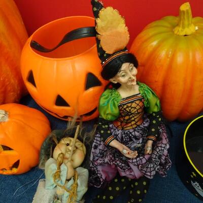 LOT 541. HALLOWEEN DECOR AND COSTUMES