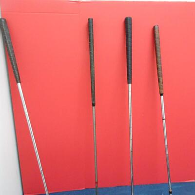 LOT 546. VINTAGE GOLF CLUBS AND BAG