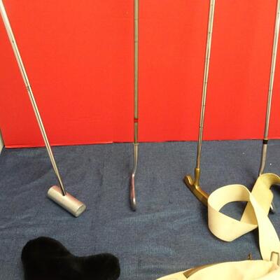 LOT 546. VINTAGE GOLF CLUBS AND BAG