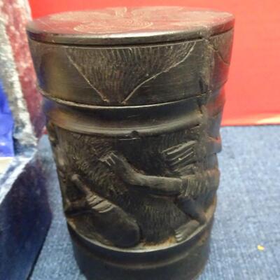 LOT 550. HOME DECOR