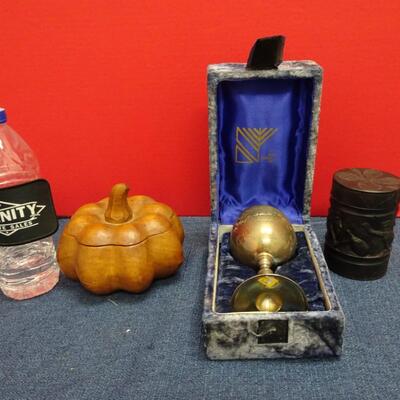 LOT 550. HOME DECOR