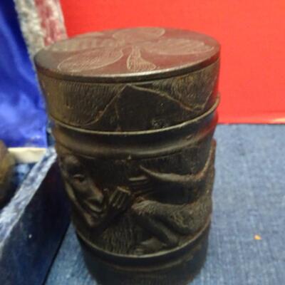LOT 550. HOME DECOR