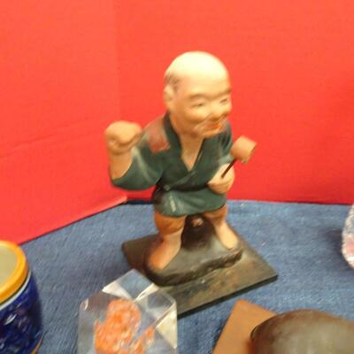LOT 551. HOME DECOR