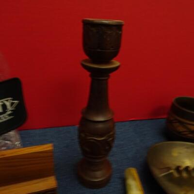 LOT 551. HOME DECOR