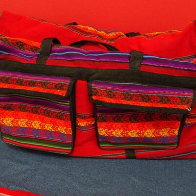 LOT 554. TABLE CLOTH AND DUFFLE BAG
