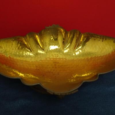 LOT 559. HOME DECOR
