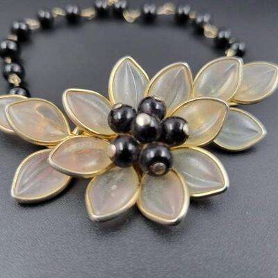 BLACK AND GOLD BEADED FLOWER BRACELET